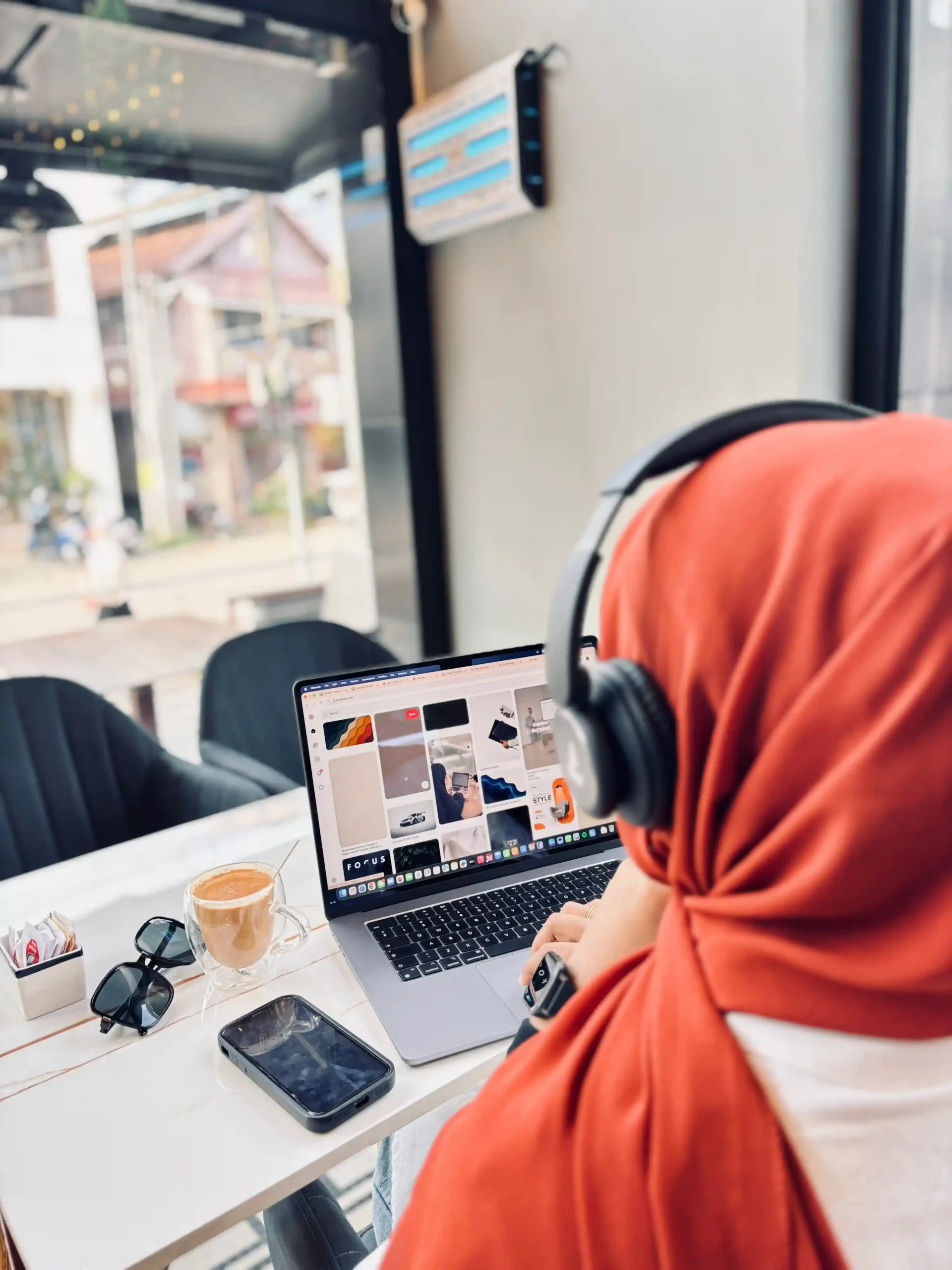 blog photo of Shamla, a freelance digital marketing analyst in Dubai, working on client marketing projects and online strategies