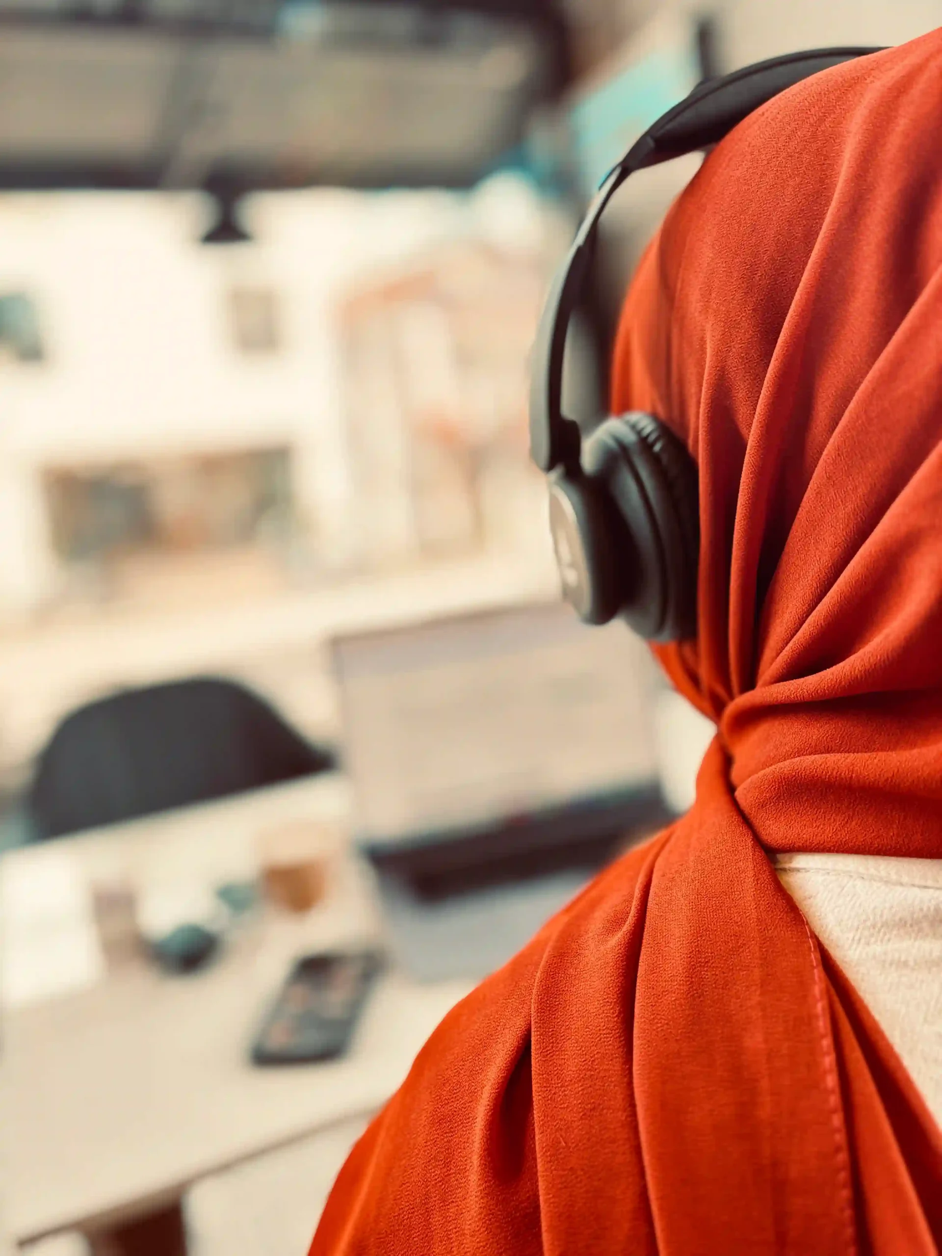 blog photo of Shamla, a freelance digital marketing analyst in Dubai, working on client marketing projects and online strategies