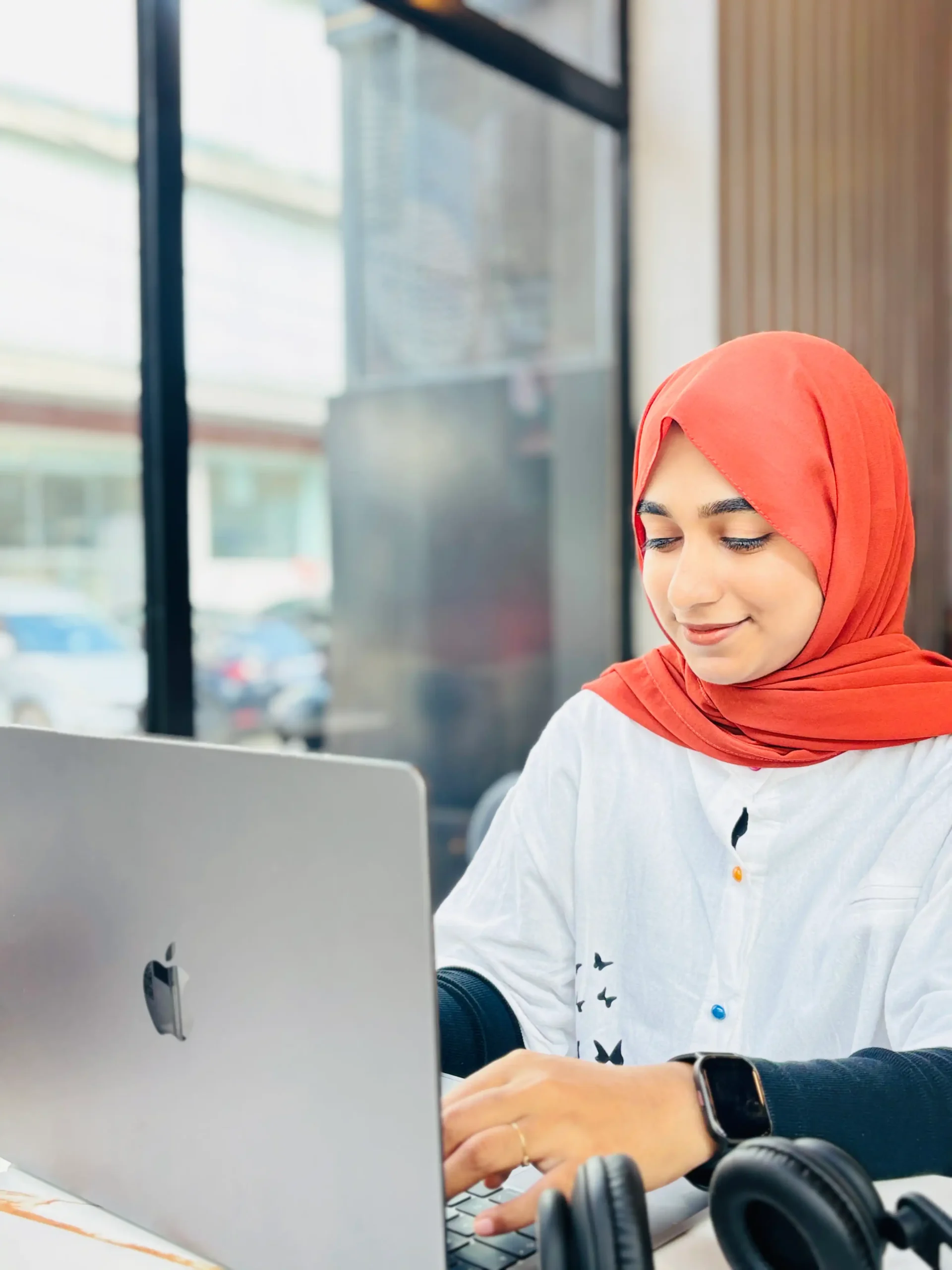 Professional photo of Shamla, a freelance digital marketing analyst in Dubai, working on client marketing projects and online strategies
